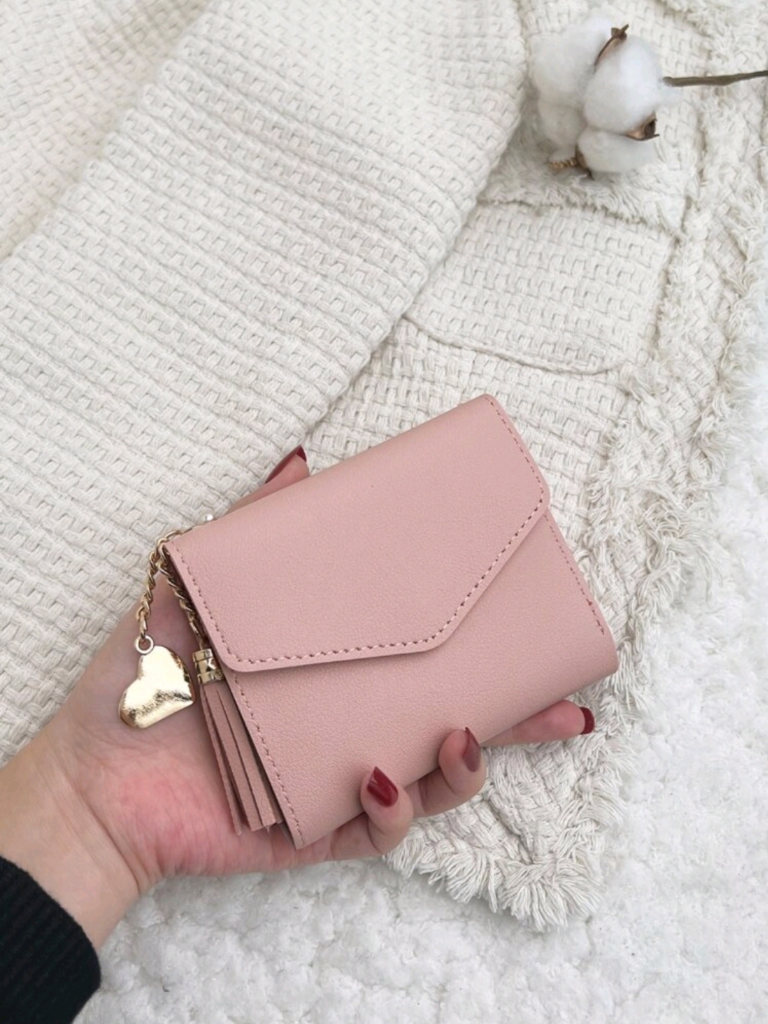 MONEDERO ROSADO CON DIJE DE CORAZON DORADO Y ESCOBITA M1